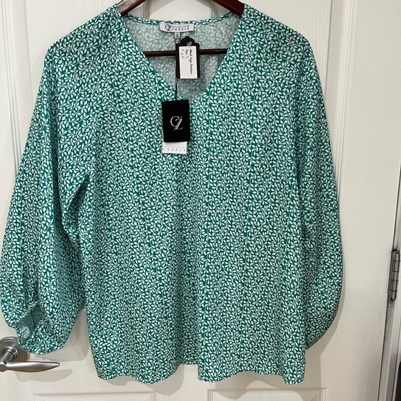 Cezele greek long sleeve with small leaf print throughout size small - Picture 3 of 6